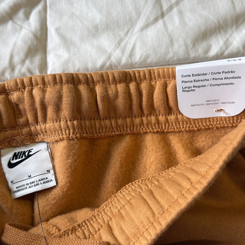 Nike classic Jogger Pants in Warm Brown - Picture 5 of 5